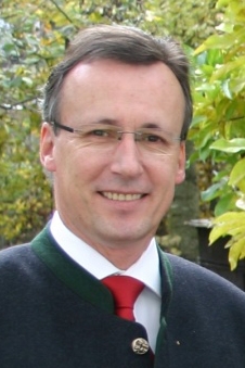 Portrait Pfarrer Dr. Roger Buschrein