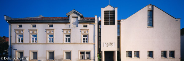 Foto der Versöhnungskirche und des Gemeindezentrums in Taufkirchen