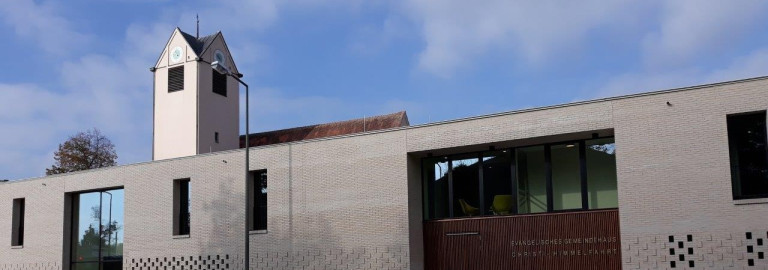 Strassenansicht des Gemeindehauses der Christi-Himmelfahrtskirche in Freising