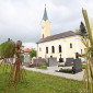 Engelskulpturen "Spooky" und "DJ Strohhalm" von Martin Wöhrl auf dem Friedhof in Allershausen, fotografiert von Axel Mölkner-Kappl